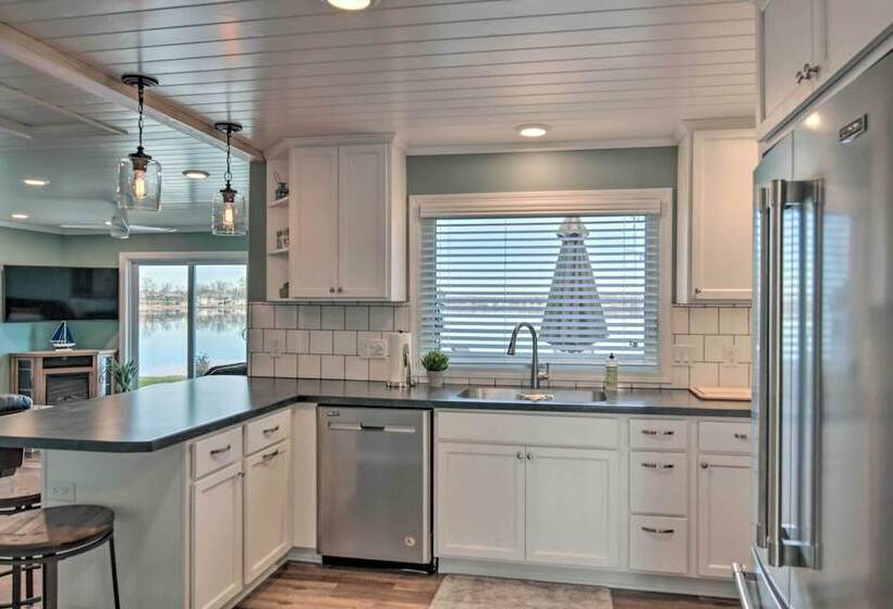 The Lakefront Home   5 Minutes From Detroit Lakes!