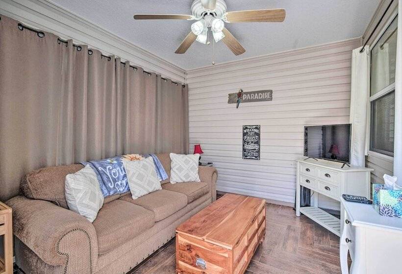 ~ 1 Mi To Golf: Home W/ Patio In The Villages!