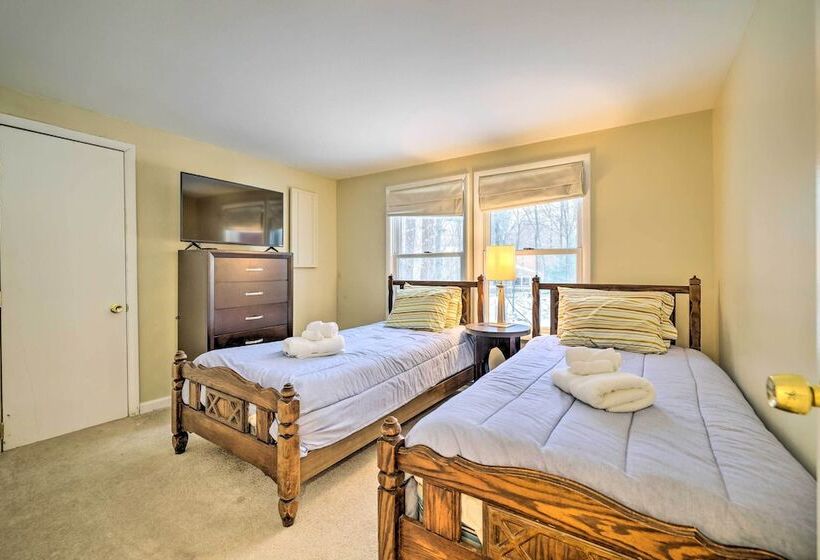 Quiet Tobyhanna Home With Hot Tub And Deck!