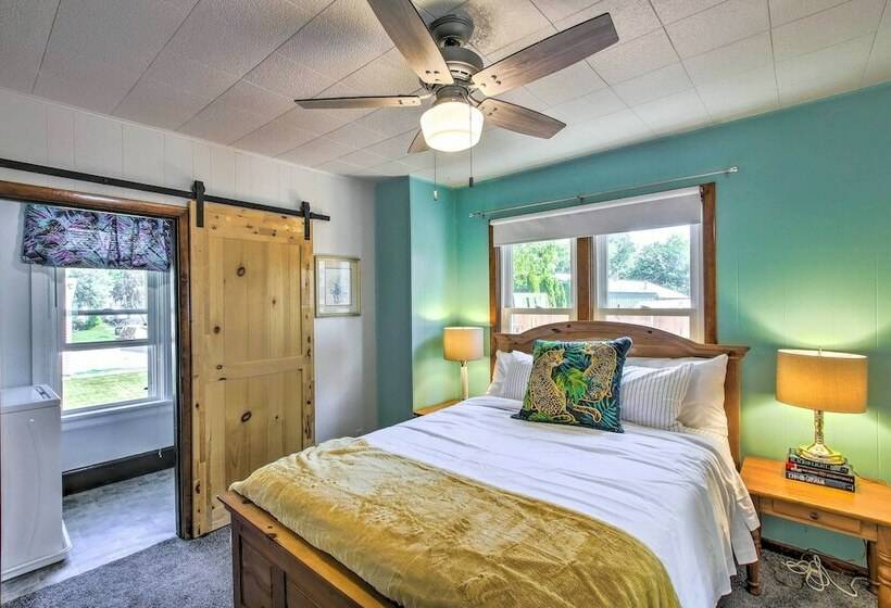 Two Rivers Home W/ Yard ~ Half Mile To Beach!