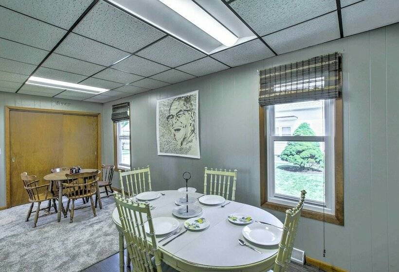 Two Rivers Home W/ Yard ~ Half Mile To Beach!