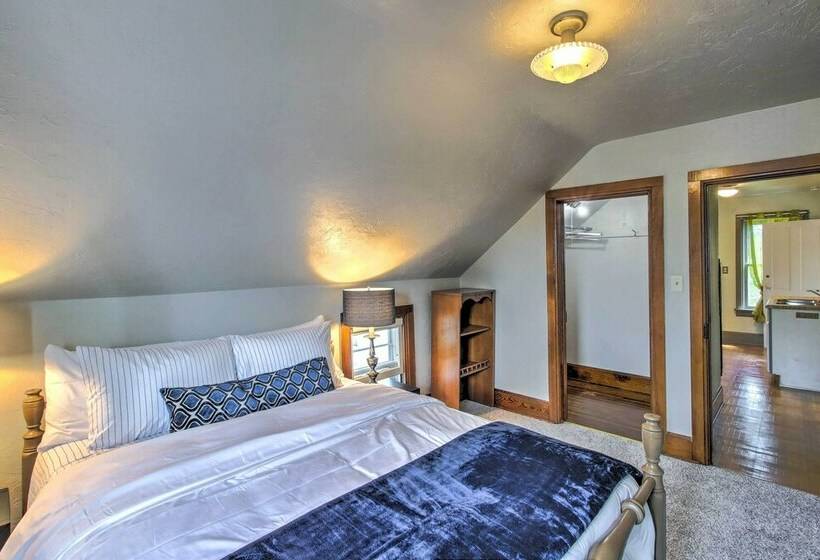 Two Rivers Home W/ Yard ~ Half Mile To Beach!