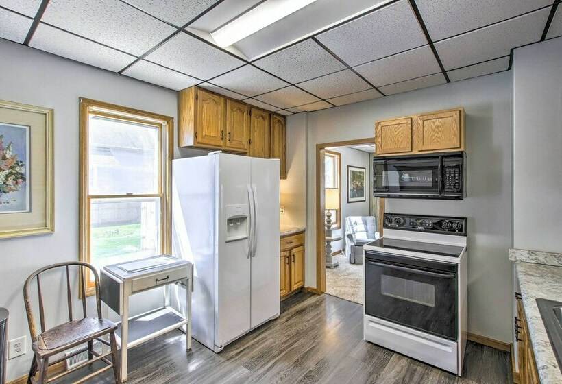 Two Rivers Home W/ Yard ~ Half Mile To Beach!