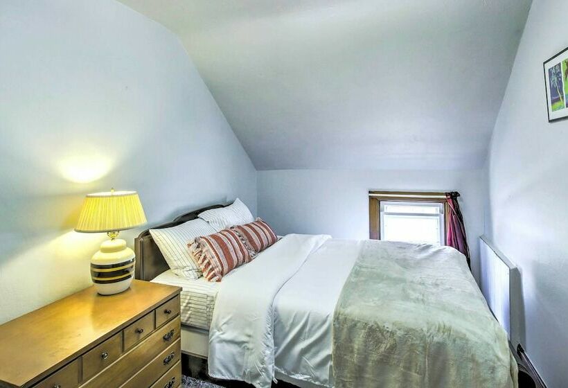 Two Rivers Home W/ Yard ~ Half Mile To Beach!