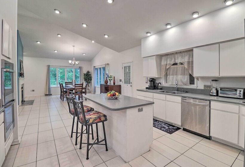 Private Yard: Pet Friendly Home In Dover