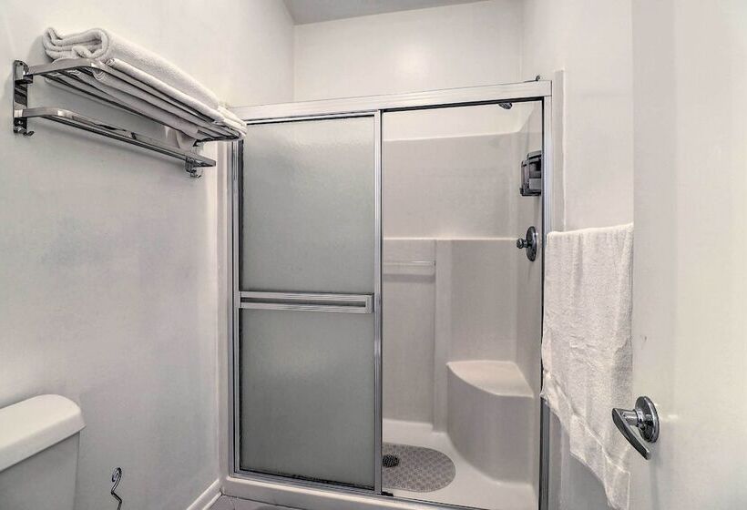 Private Yard: Pet Friendly Home In Dover