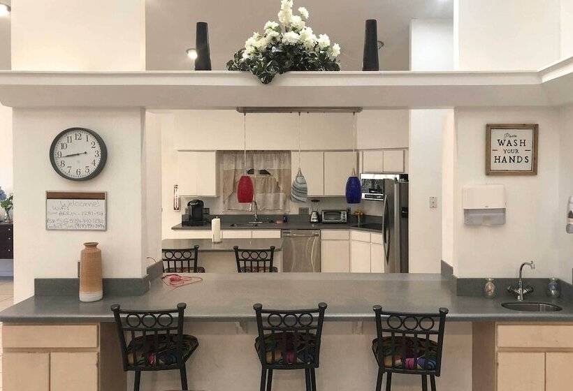 Private Yard: Pet Friendly Home In Dover