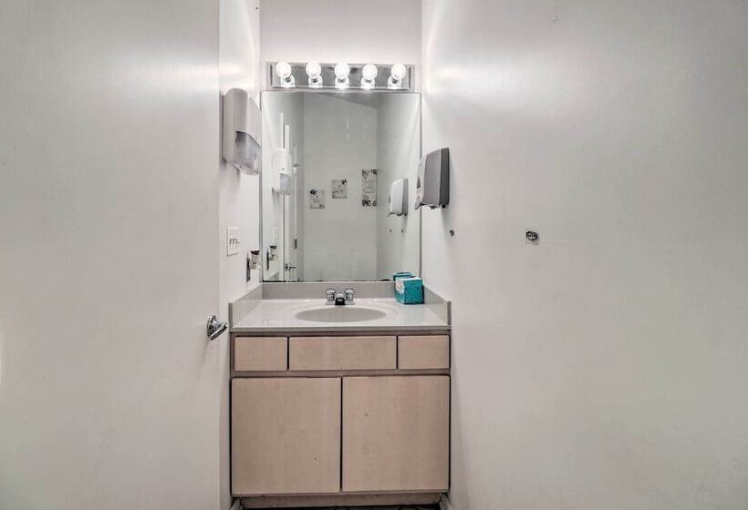 Private Yard: Pet Friendly Home In Dover