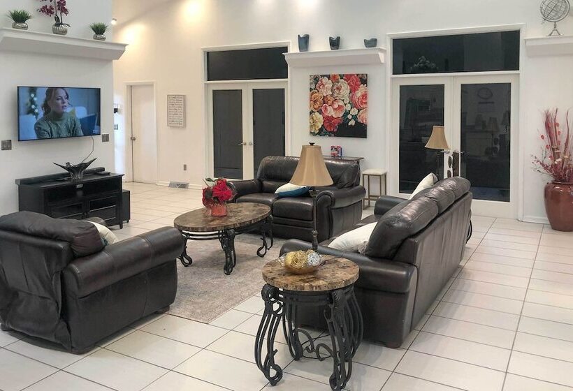 Private Yard: Pet Friendly Home In Dover