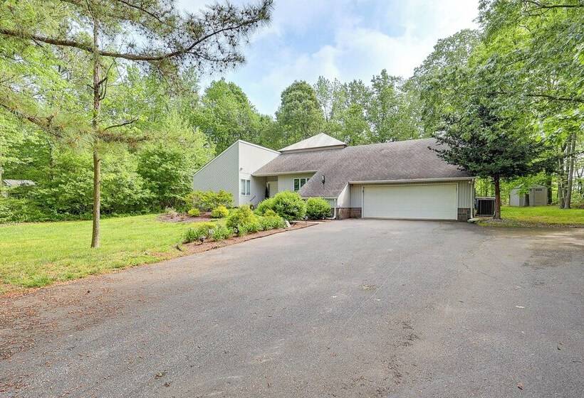 Private Yard: Pet Friendly Home In Dover