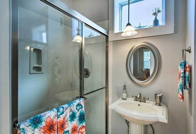 Upscale Gulf Retreat W/pool Access  ½ Mi To Beach