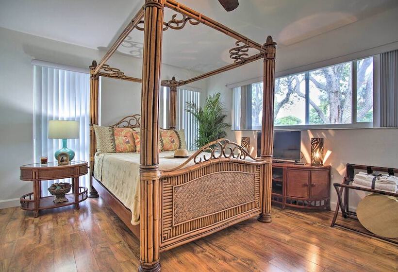 Vibrant Home W/ Outdoor Oasis ~ 1 Mi To Beach!