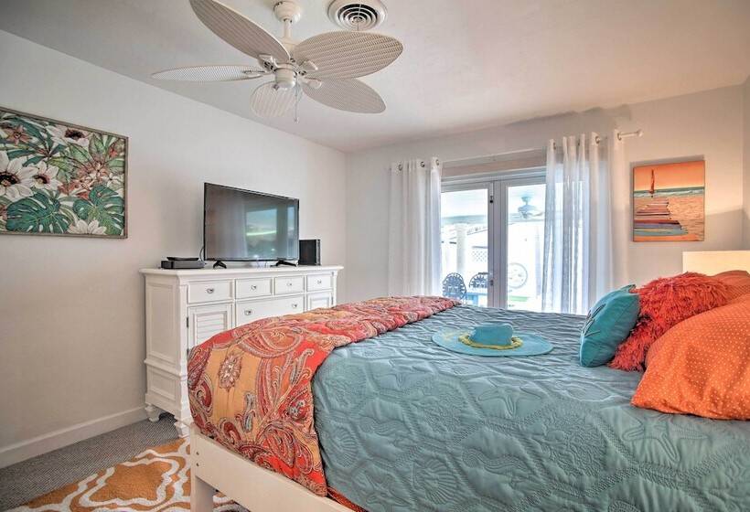 Vibrant Home W/ Outdoor Oasis ~ 1 Mi To Beach!