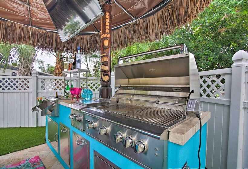 Vibrant Home W/ Outdoor Oasis ~ 1 Mi To Beach!