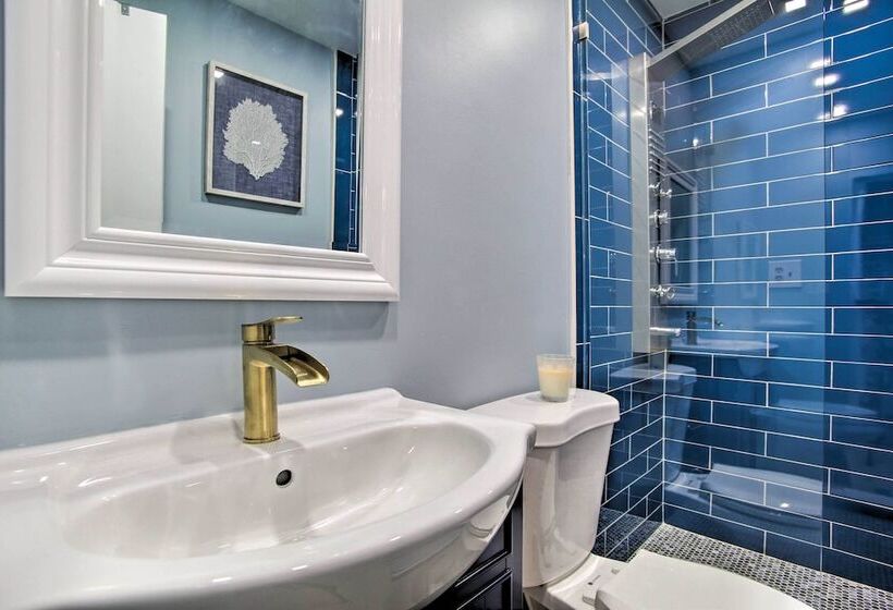 Vibrant Home W/ Outdoor Oasis ~ 1 Mi To Beach!