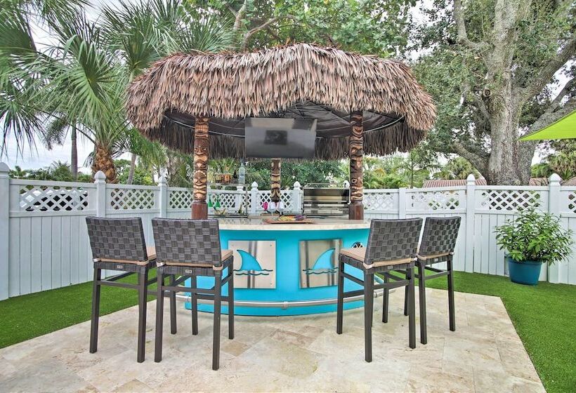Vibrant Home W/ Outdoor Oasis ~ 1 Mi To Beach!