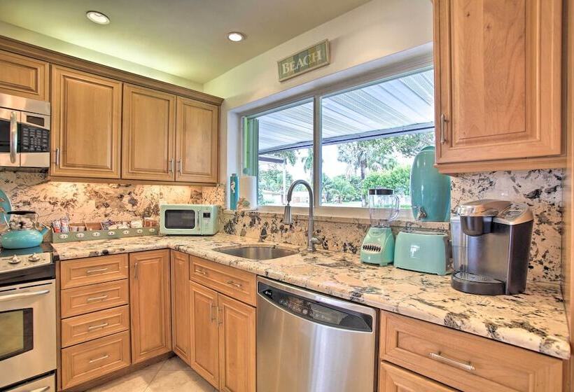 Vibrant Home W/ Outdoor Oasis ~ 1 Mi To Beach!