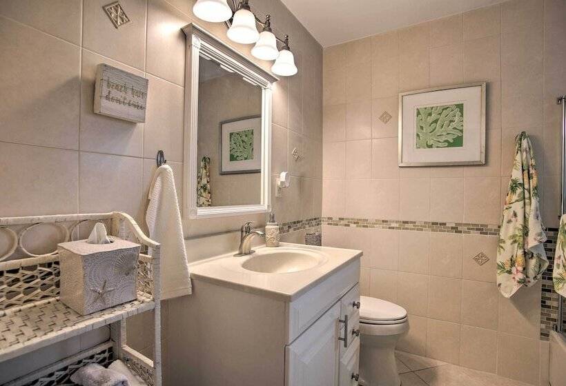 Vibrant Home W/ Outdoor Oasis ~ 1 Mi To Beach!