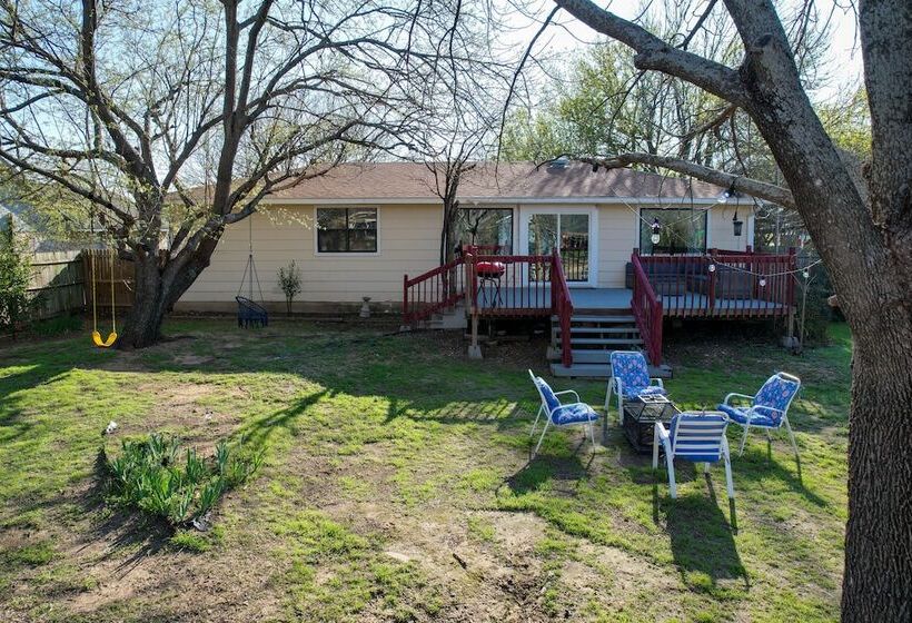 Waterfront Granbury Home: Easy Lake Access!