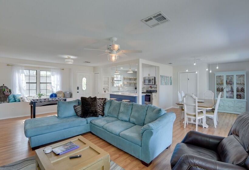 Waterfront Granbury Home: Easy Lake Access!