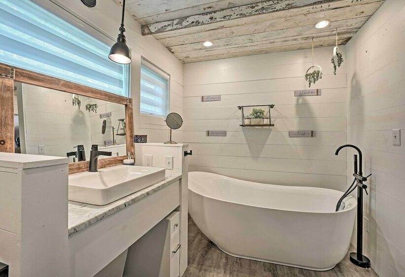 Waterfront Retreat, 10 Mi To Dtwn Shipshewana