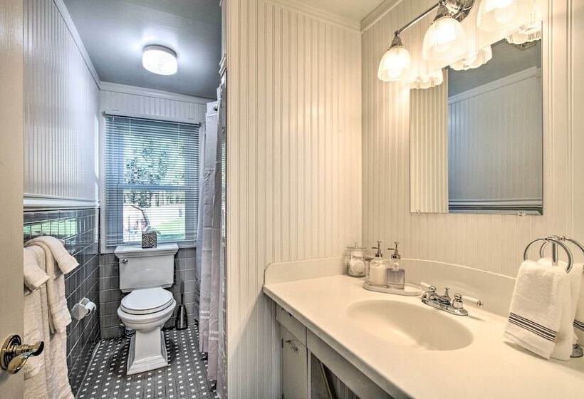 Wayne Home W/ Spacious Yard ~ 20 Mi To Philly!