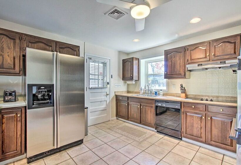 Wayne Home W/ Spacious Yard ~ 20 Mi To Philly!