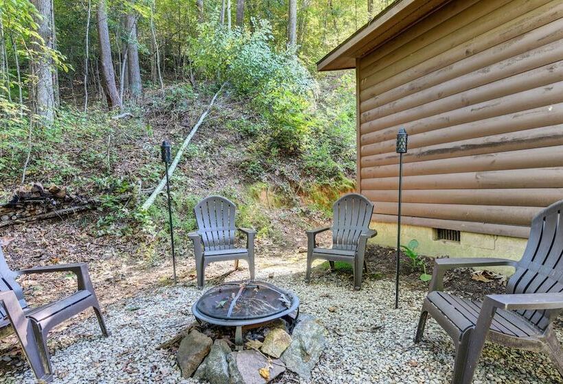 Waynesville Cabin W/ Covered Deck & Fire Pit!