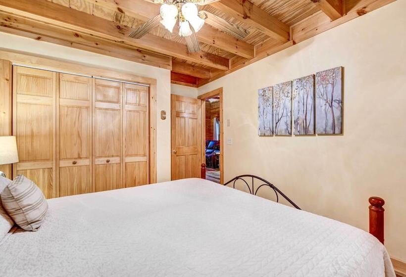 Waynesville Cabin W/ Covered Deck & Fire Pit!