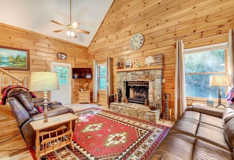 Waynesville Cabin W/ Covered Deck & Fire Pit!