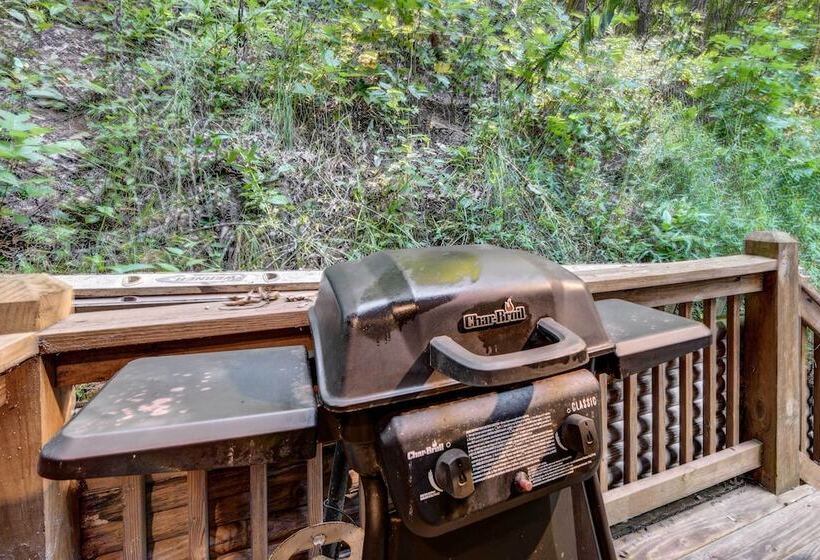 Waynesville Cabin W/ Covered Deck & Fire Pit!