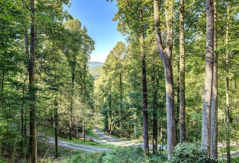 Waynesville Cabin W/ Covered Deck & Fire Pit!