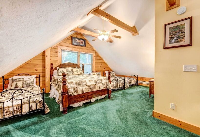 Waynesville Cabin W/ Covered Deck & Fire Pit!