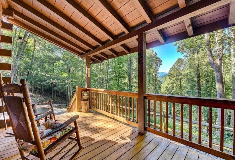 Waynesville Cabin W/ Covered Deck & Fire Pit!