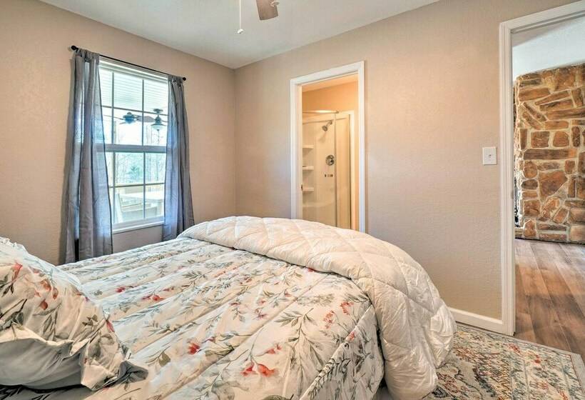 Welcoming Speedwell Retreat W/ Lake Views!