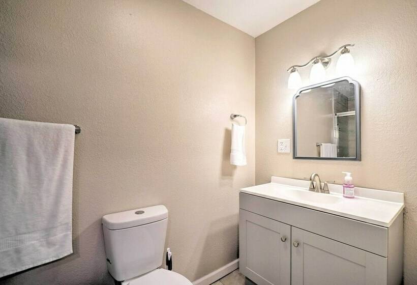 Welcoming Speedwell Retreat W/ Lake Views!