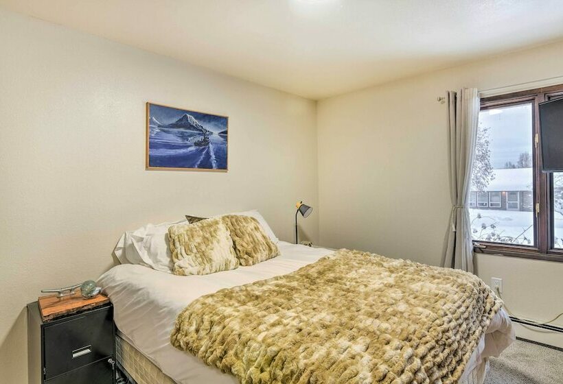 West Anchorage Home Near Coastal Trail!