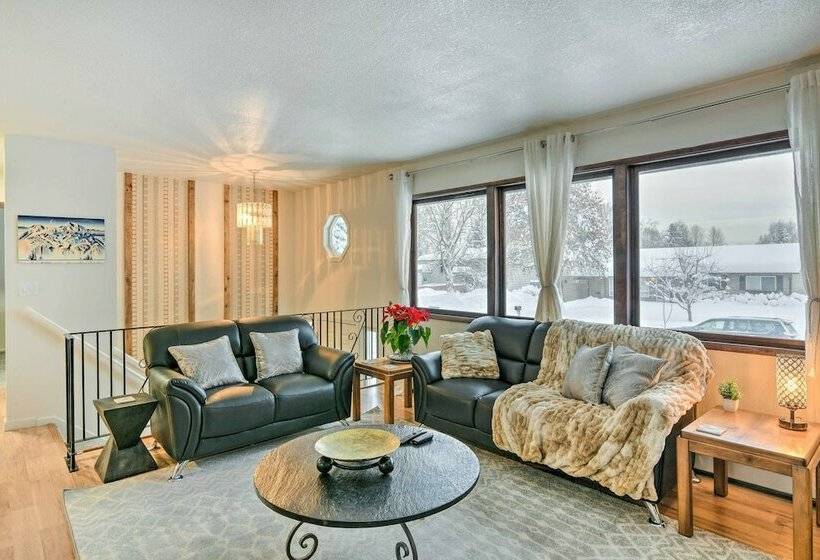 West Anchorage Home Near Coastal Trail!