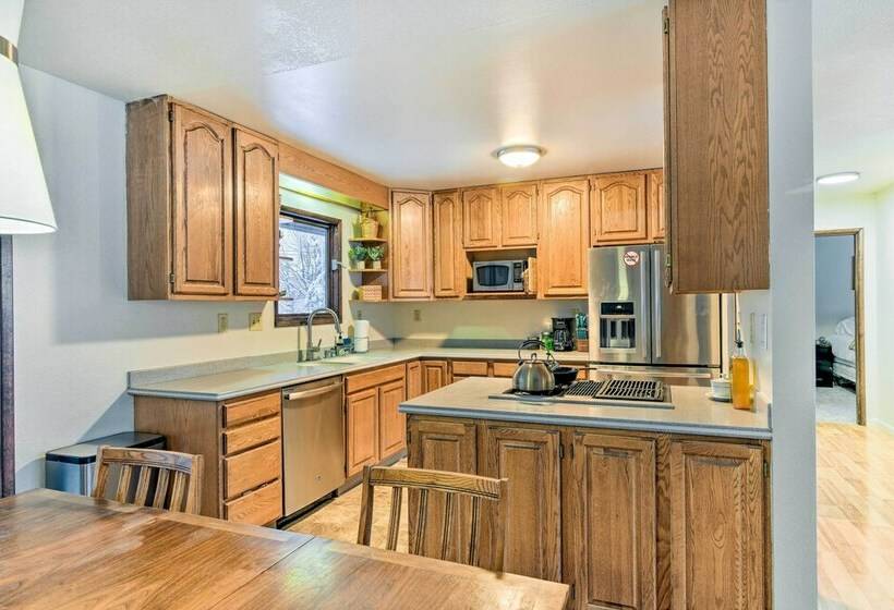 West Anchorage Home Near Coastal Trail!