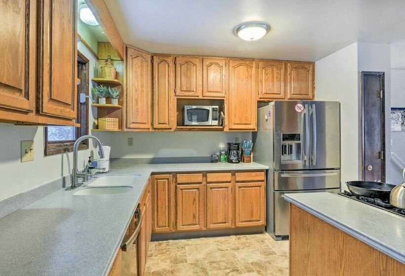 West Anchorage Home Near Coastal Trail!