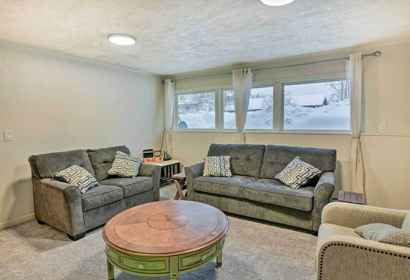 West Anchorage Home Near Coastal Trail!