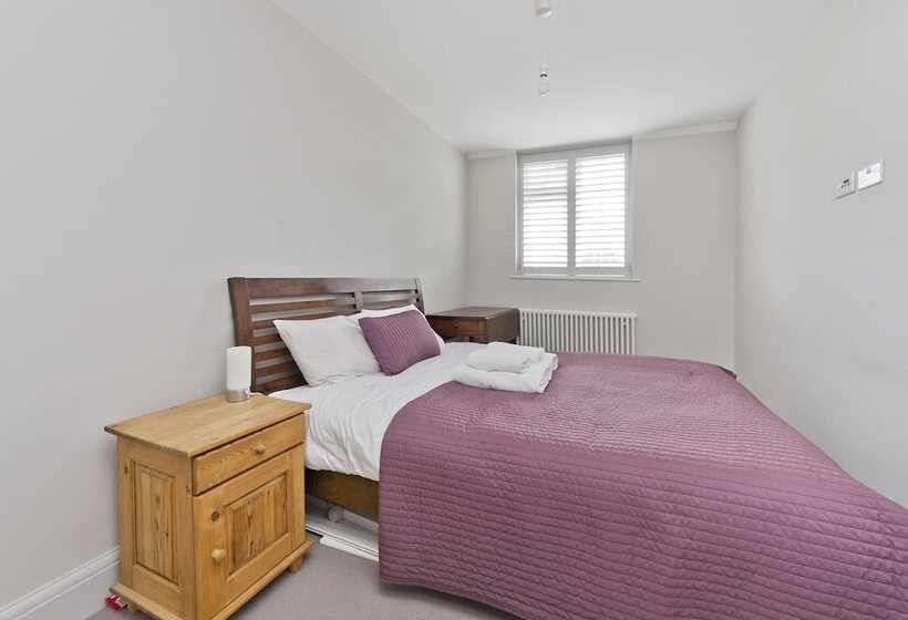 Wonderful Family Home With Garden Near Twickenham By Underthedoormat