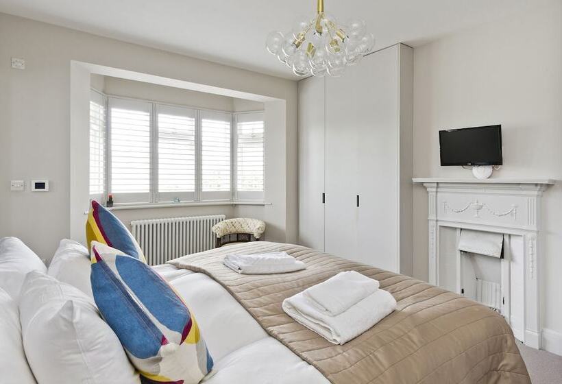 Wonderful Family Home With Garden Near Twickenham By Underthedoormat