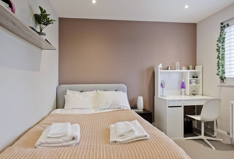 Wonderful Family Home With Garden Near Twickenham By Underthedoormat