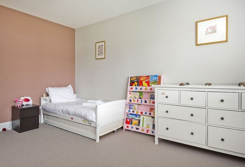 Wonderful Family Home With Garden Near Twickenham By Underthedoormat