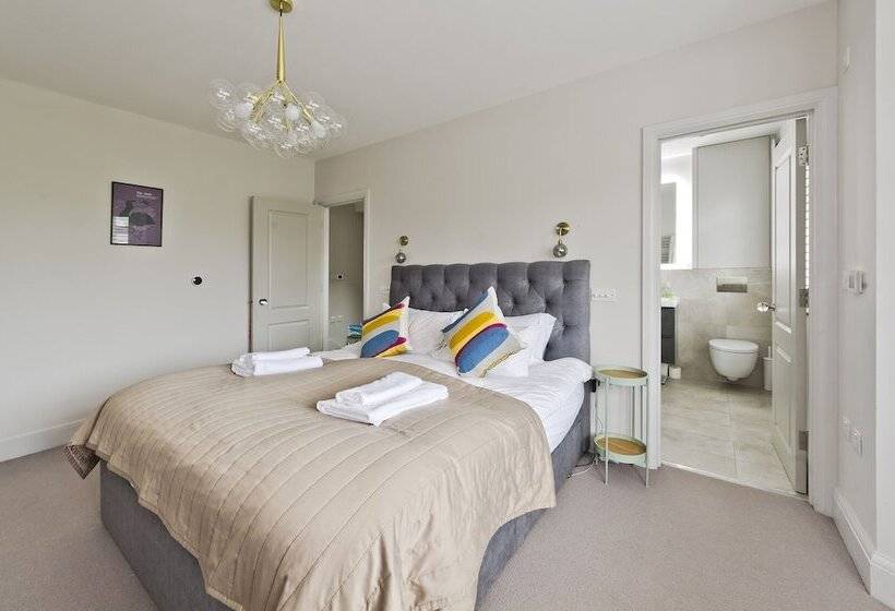 Wonderful Family Home With Garden Near Twickenham By Underthedoormat