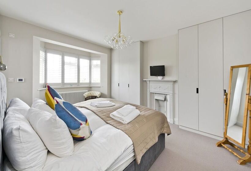 Wonderful Family Home With Garden Near Twickenham By Underthedoormat