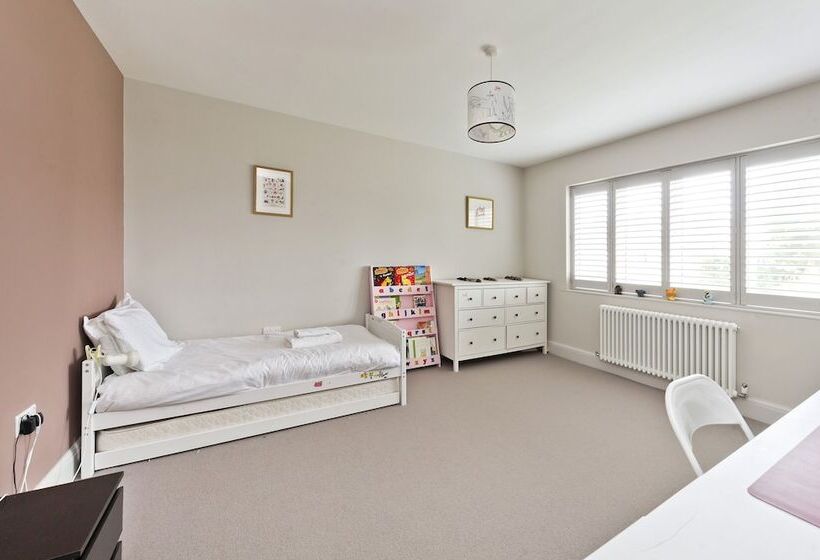 Wonderful Family Home With Garden Near Twickenham By Underthedoormat