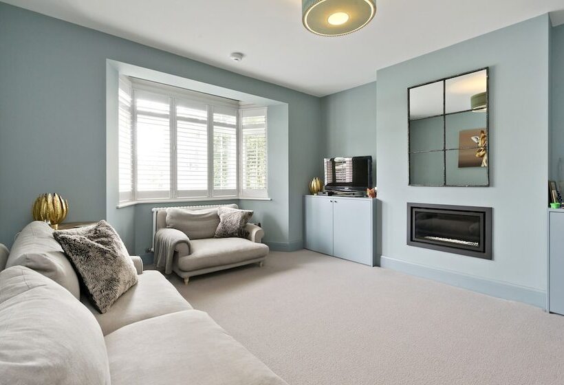 Wonderful Family Home With Garden Near Twickenham By Underthedoormat