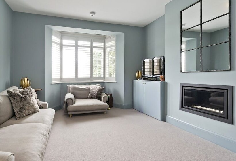 Wonderful Family Home With Garden Near Twickenham By Underthedoormat